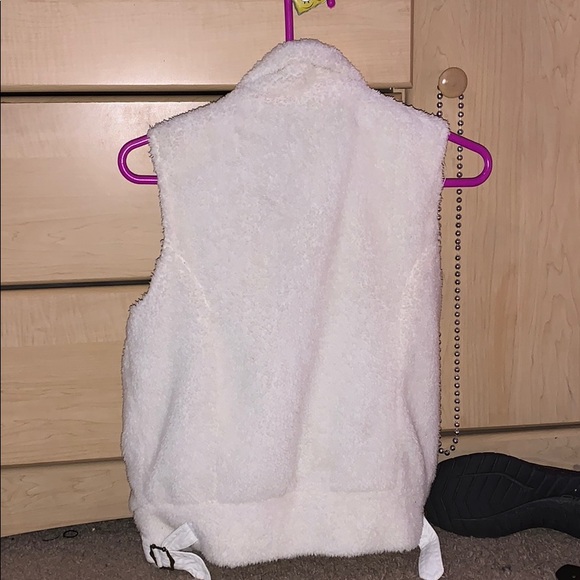 Hot Topic White Faux Fur Sleeveless Jacket - Picture 3 of 5